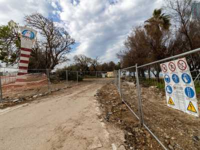 Sulla nostra sinistra si estende invece Torre Quetta: ampia area costiera che rappresenta l�unico tratto riqualificato di via Di Cagno Abbrescia. Una zona oggi transennata perch� � proprio da qui che sono recentemente partiti i lavori per il parco Costa Sud